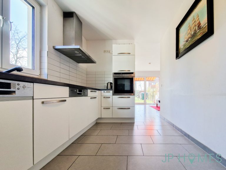Küche mit Zugang zum Wohnzimmer