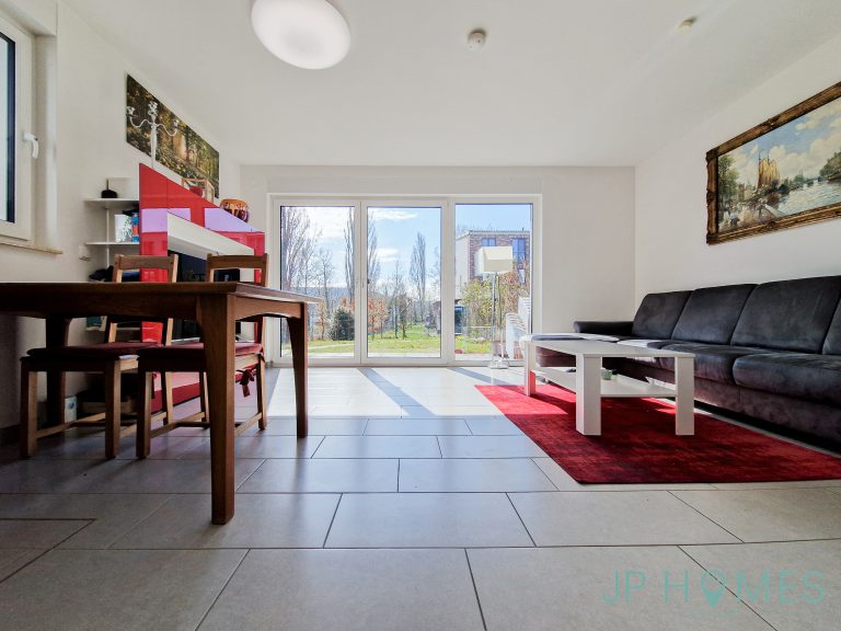 Wohnzimmer mit Zugang zur Terrasse