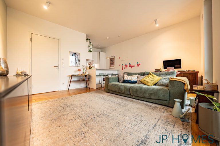 01_Ansicht Wohnzimmer - vor Balkon -min