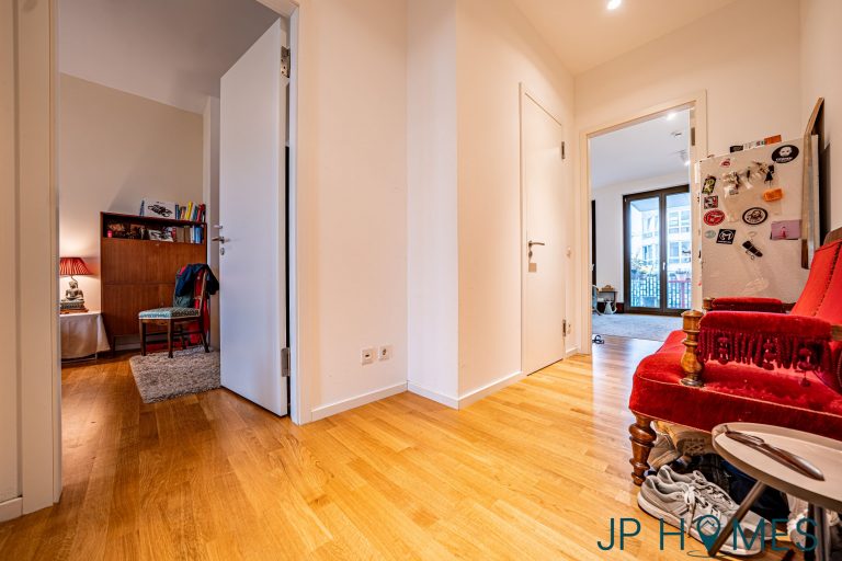 03_Flur Ansicht vom Hauseingang Richtung Wohnzimmer-min