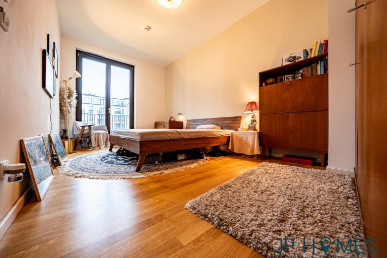 04_Schlafzimmer mit Blick in den Innenhof-min