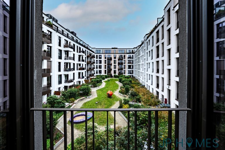 06_Blick in den Innenhof vom Schlafzimmer-min