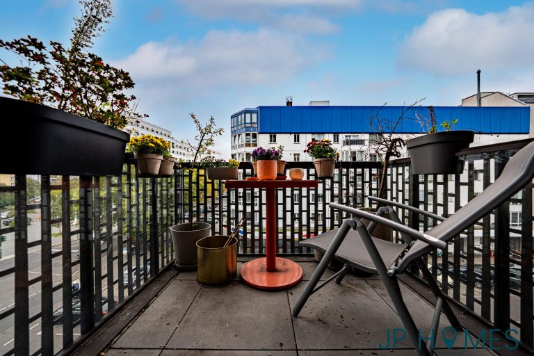 07_Balkon - Blick von der Terassentür-min