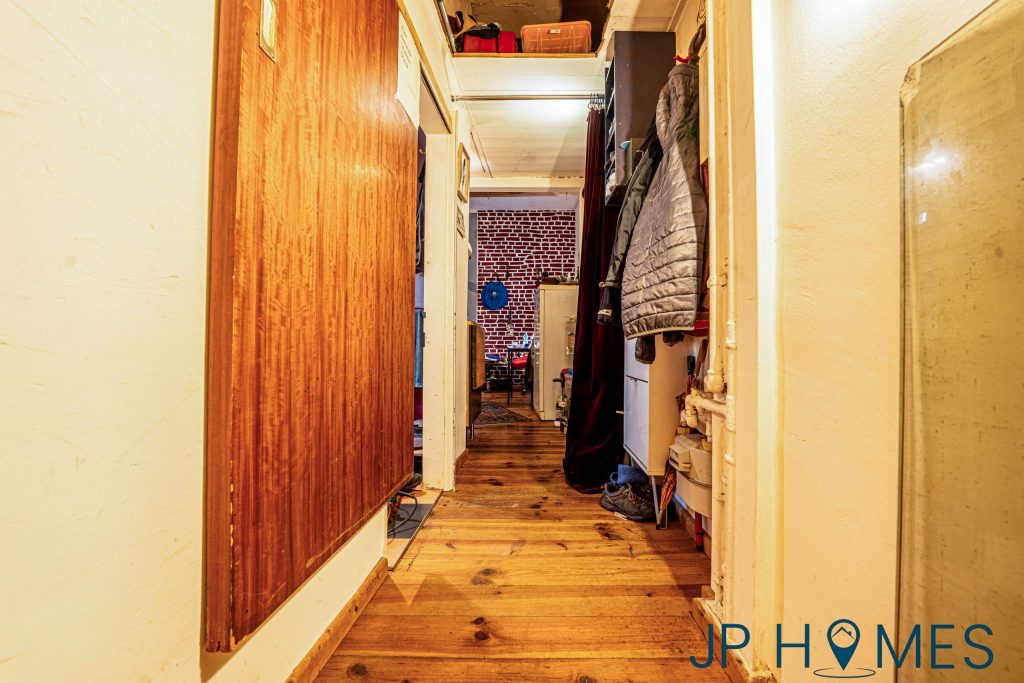 bezugsfreie 1-Zimmer-Wohnung mit Kaminofen im Wildenbruchkiez