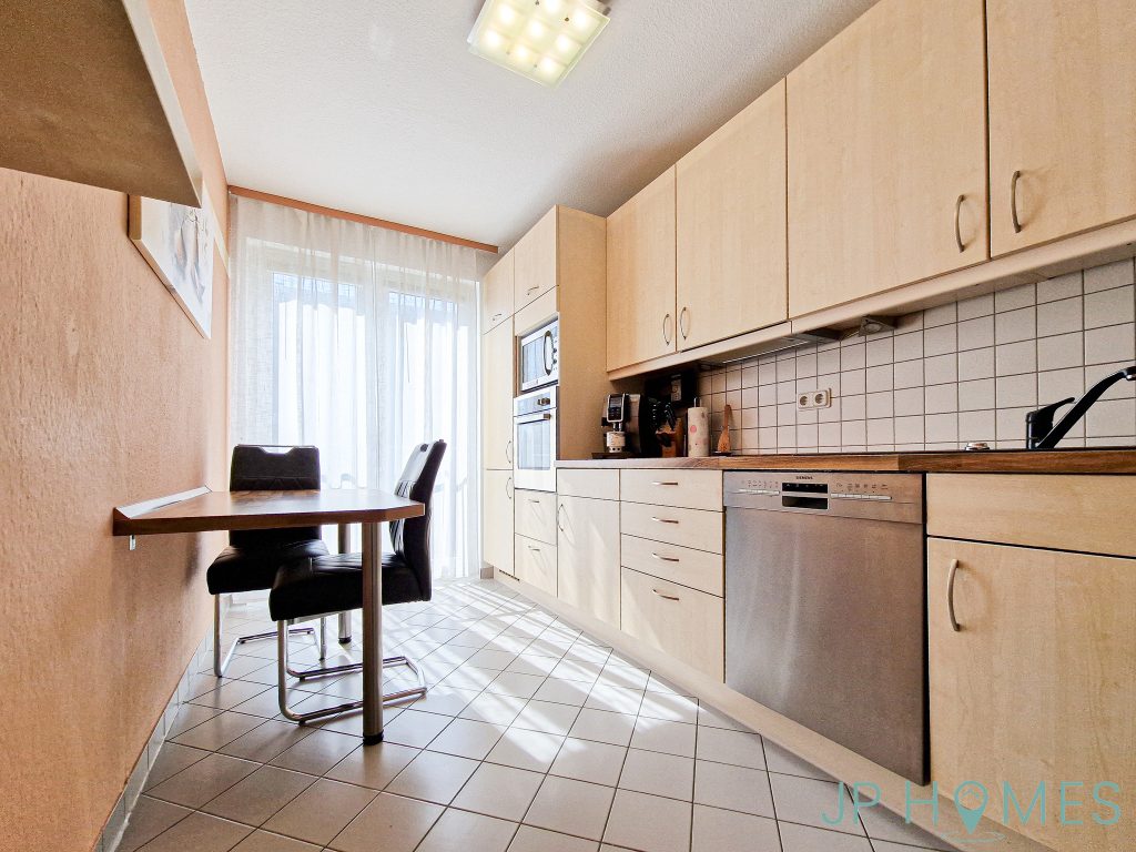 bezugsfreie lichtdurchflutete 4-Zimmerwohnung mit Balkon und Südwestausrichtung