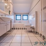 Landhaus am Naturbadesee: 6 Zimmer, Wellness-Sauna & Privatweg auf 1.829 m² Grund
