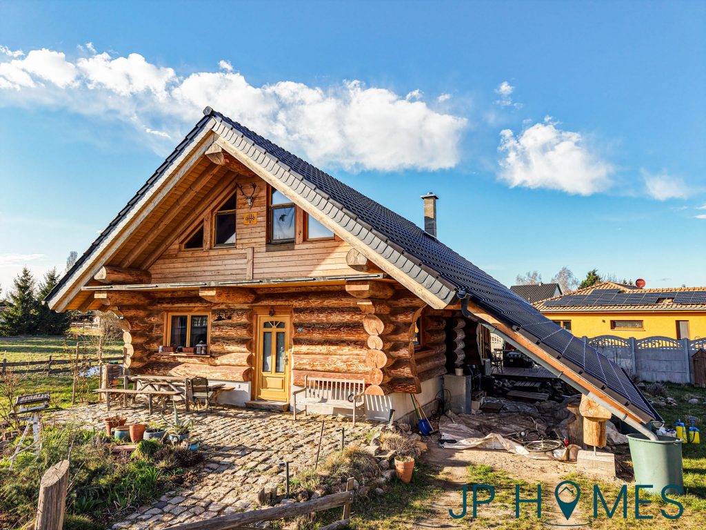 Naturstammhaus in idyllischer Natur mit Seen und Pferdekoppeln in der Nähe – Zeschdorf