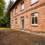 Zweifamilienhaus in ruhiger Naturlage mit Wassernähe– saniertes ehemaliges Bahnhofs-Häuschen