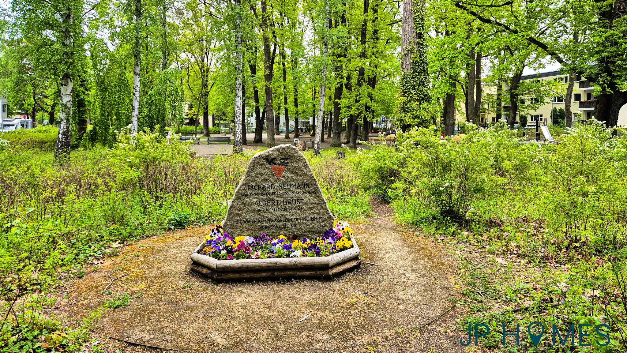 Gedenkstein für Richard Neumann und Albert Brust auf dem Falkenplatz im Berliner Ortsteil Konradshöhe