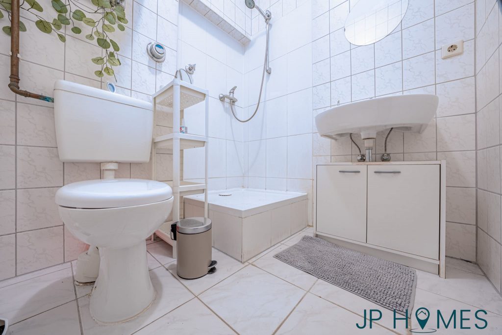 Altbau-Charme in Rudow: 3 Zimmer, 2,84m Deckenhöhe & eigene Garage – Top-Anbindung dank U7