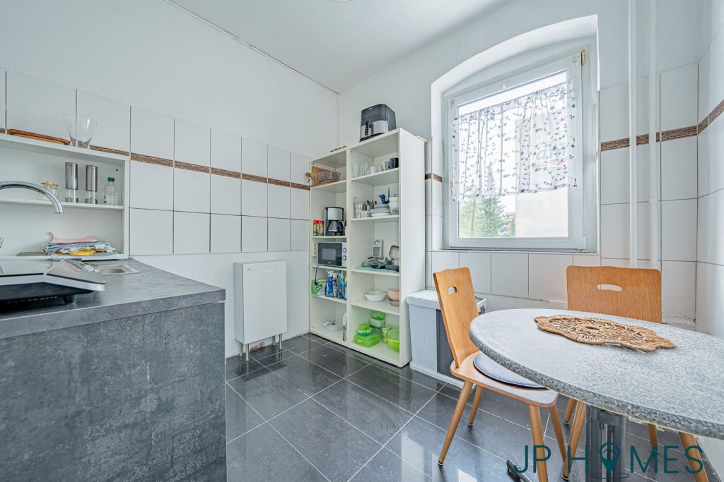 Altbau-Charme in Rudow: 3 Zimmer, 2,84m Deckenhöhe & eigene Garage – Top-Anbindung dank U7