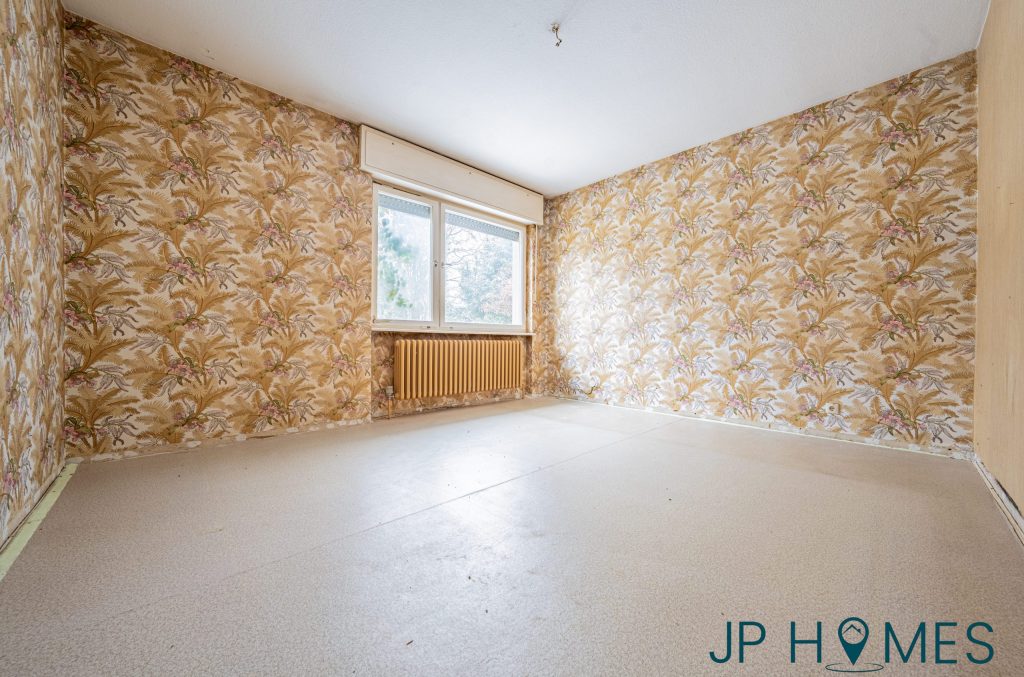 Wohnen auf einer Ebene: Großzügiger Bungalow in Wald- und Wassernähe