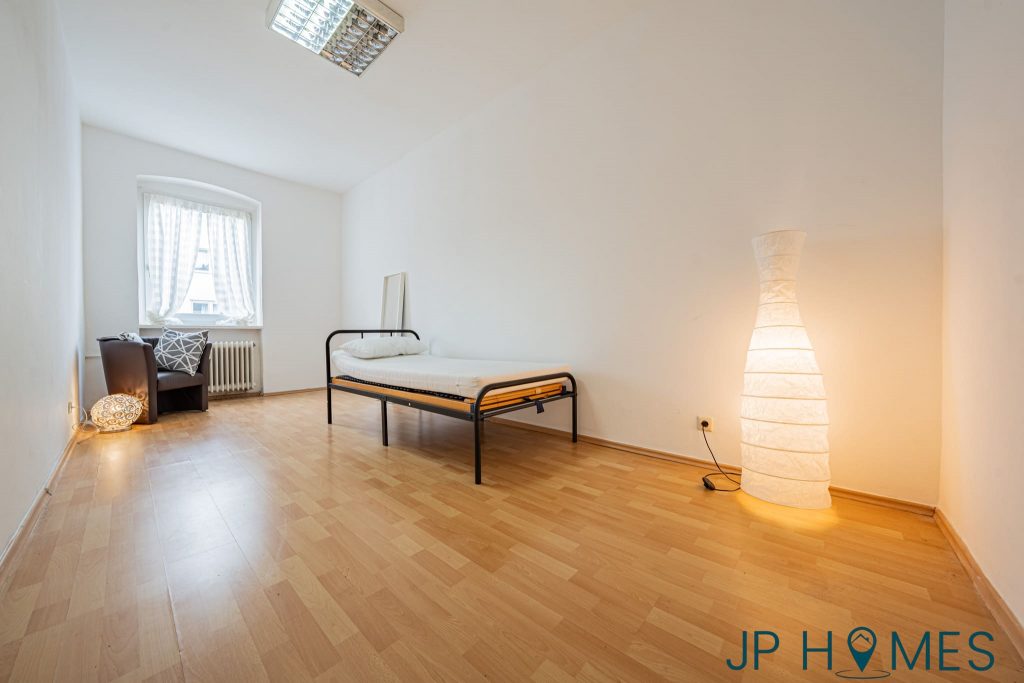 Altbau-Charme in Rudow: 3 Zimmer, 2,84m Deckenhöhe & eigene Garage – Top-Anbindung dank U7