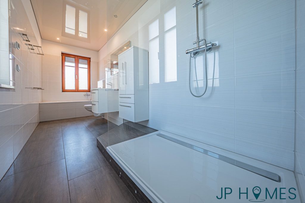 Exklusive 2-Zimmer-Maisonettewohnung mit Dachterrasse und Wasserzugang